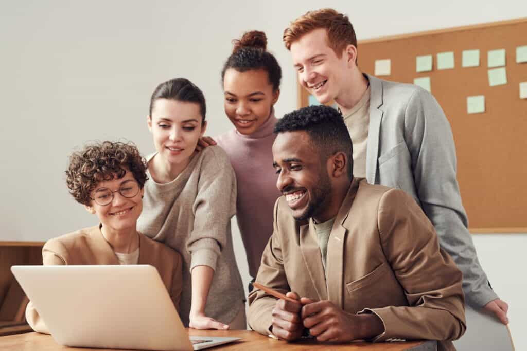 Wholesale Account Executives in Fashion: How to Hire the Right People 5 Wholesale account executive fashion team meeting
