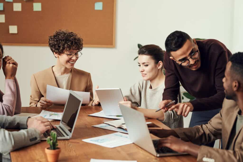 What to Expect When You Work With a Fashion Recruiter for the First Time 2 Fashion recruiter meeting with a brand for the first time