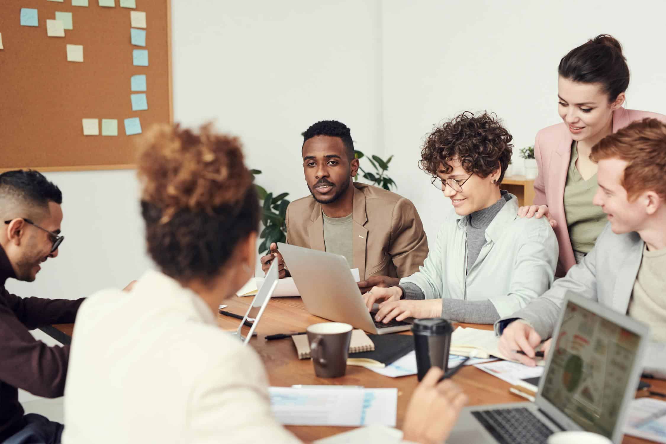 What to Expect When You Work With a Fashion Recruiter for the First Time 2 Fashion recruiter sourcing and evaluating candidates